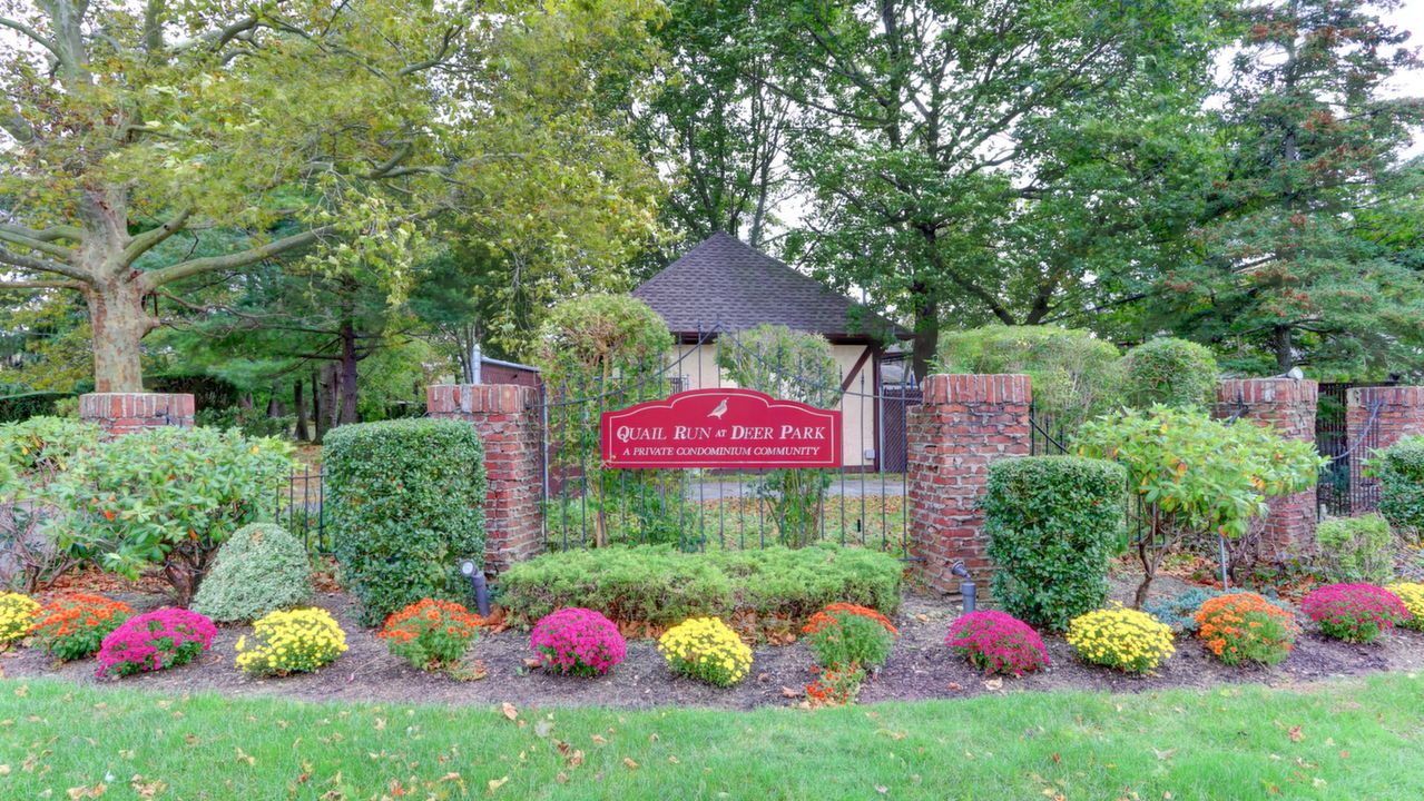 7 Woodcreek Ct, Deer Park, NY, 11729 Scene 1