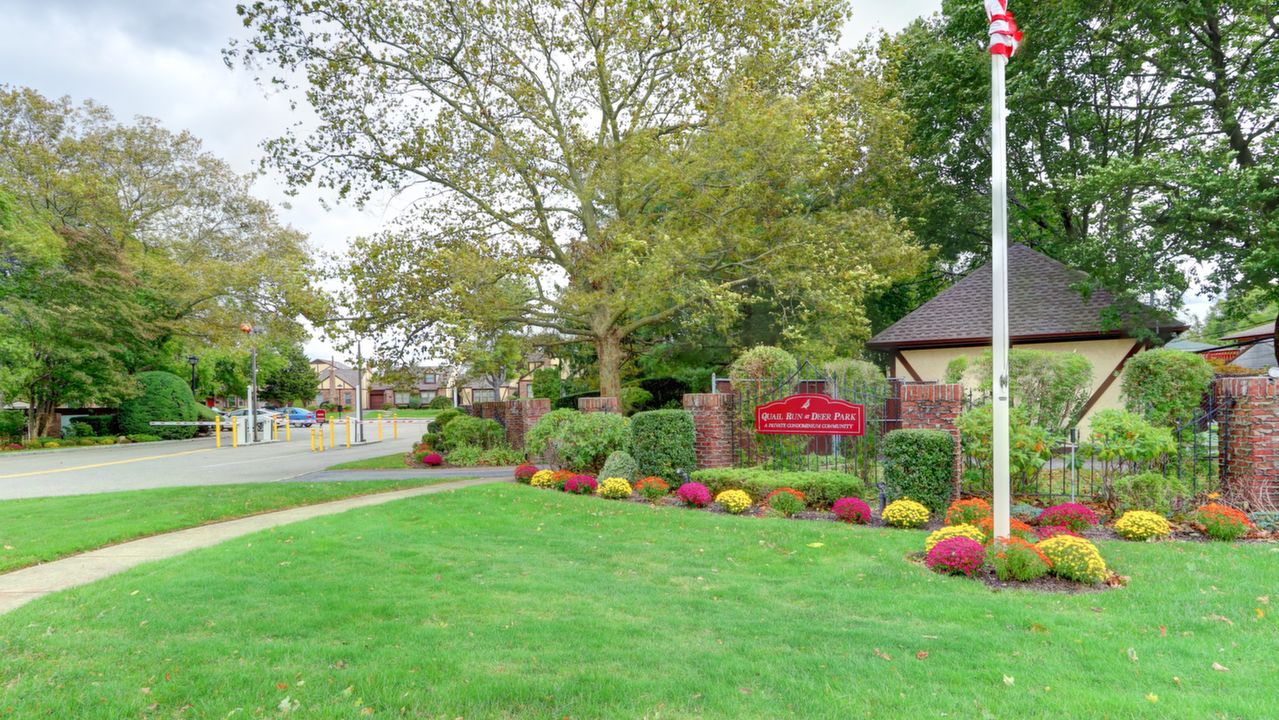 7 Woodcreek Ct, Deer Park, NY, 11729 Scene 2