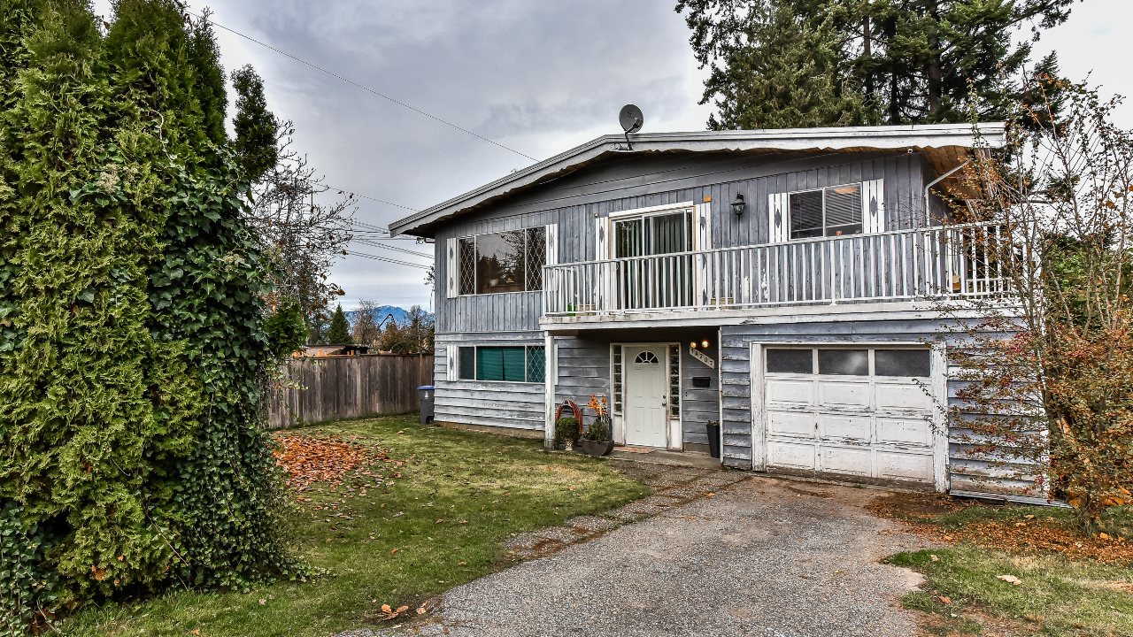 14207 Kindersley Dr, Surrey, BC, V3R 5P7 Scene 1