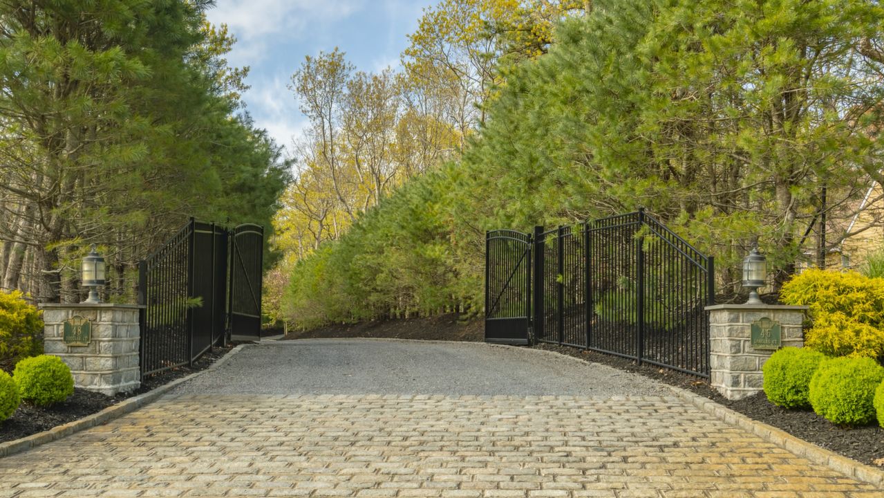 48 Douglas Ct, Hampton Bays, NY, 11946 Scene 2