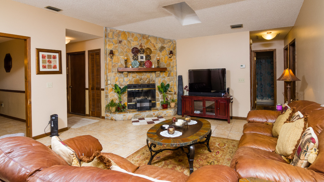 Living Room w/fireplace