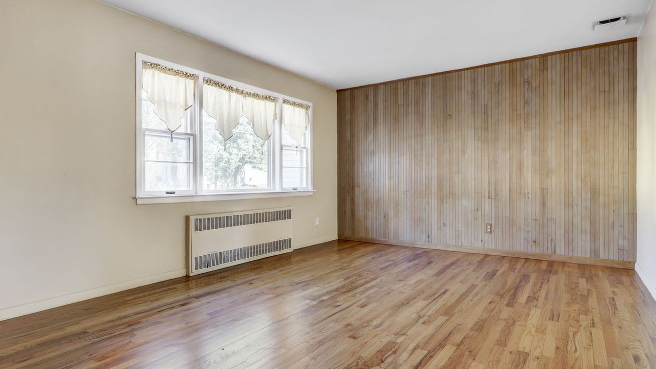 24 Teed St, Huntington Station, NY, 11746 Scene 4