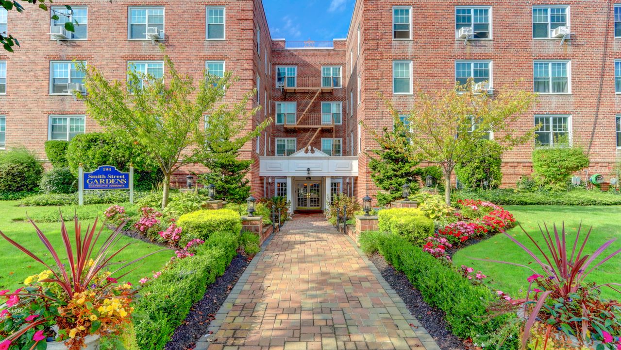 194 Smith St, Freeport, NY, 11520 Scene 1