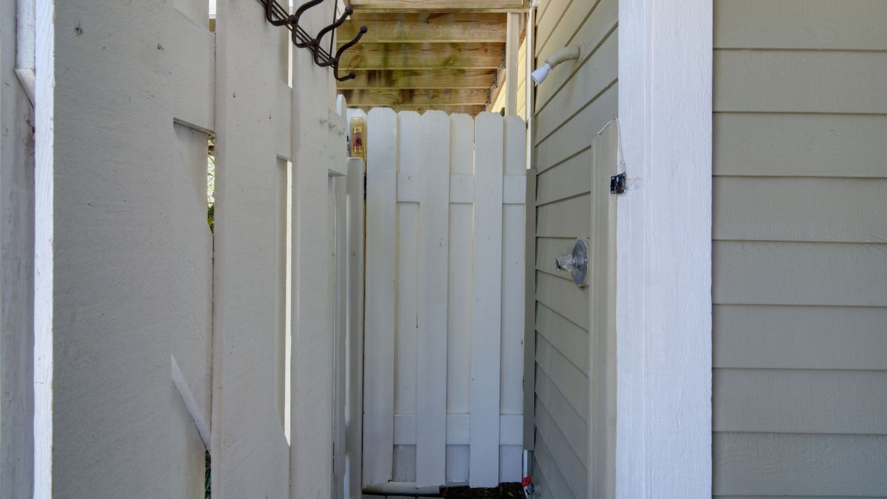 03_Outside_Shower_01