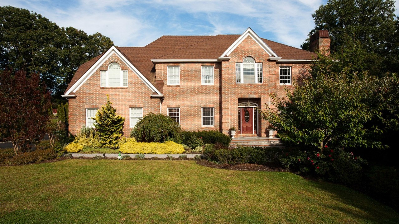 207 Lenox Court, Farmingdale, NY, 11735 Scene 1