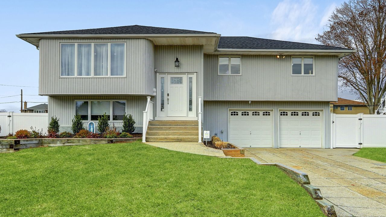 19 Farmstead Rd, Commack, NY, 11725 Scene 1