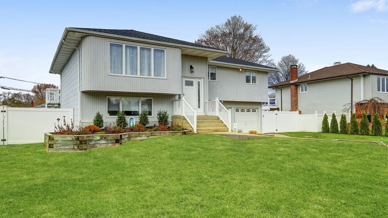 19 Farmstead Rd, Commack, NY, 11725 Scene 2