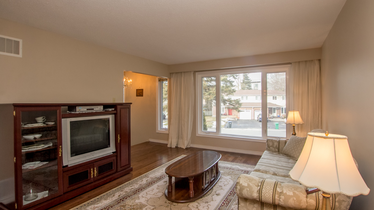 74 Hesp Drive, Bolton, ON, L7E 2P2 Scene 2