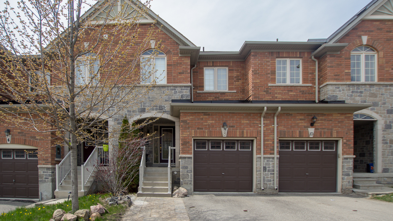 8 Bamboo Grove, Brampton, ON, L6R 0L9 Scene 1