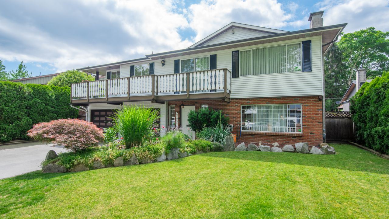 9437 151A St, Surrey, BC, V3R 4E3 Scene 1