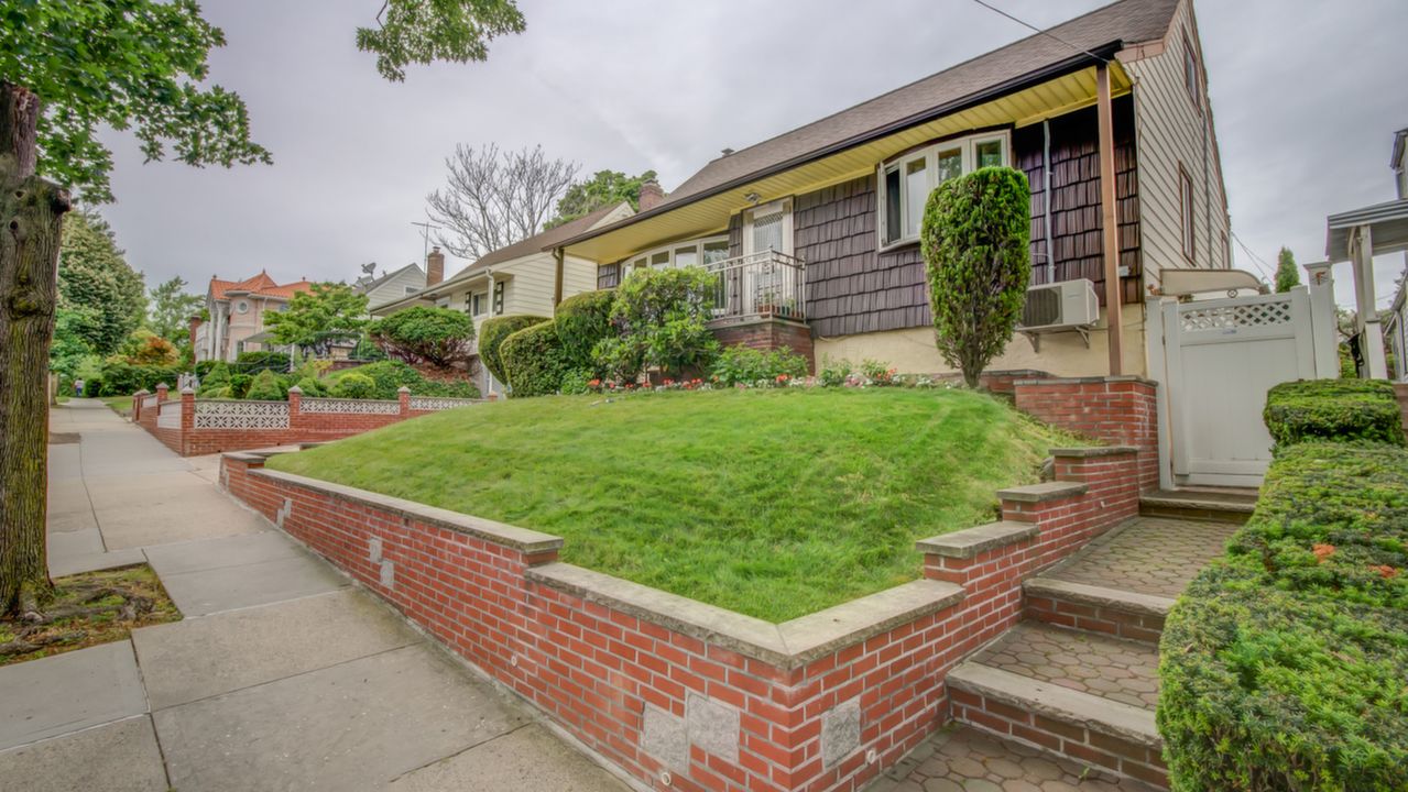 53-25 Marathon, Little Neck, NY, 11362 Scene 2