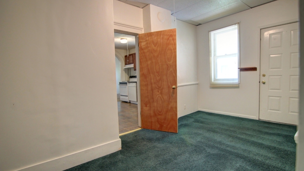 (Bedroom) Approx. 16 x 9.5