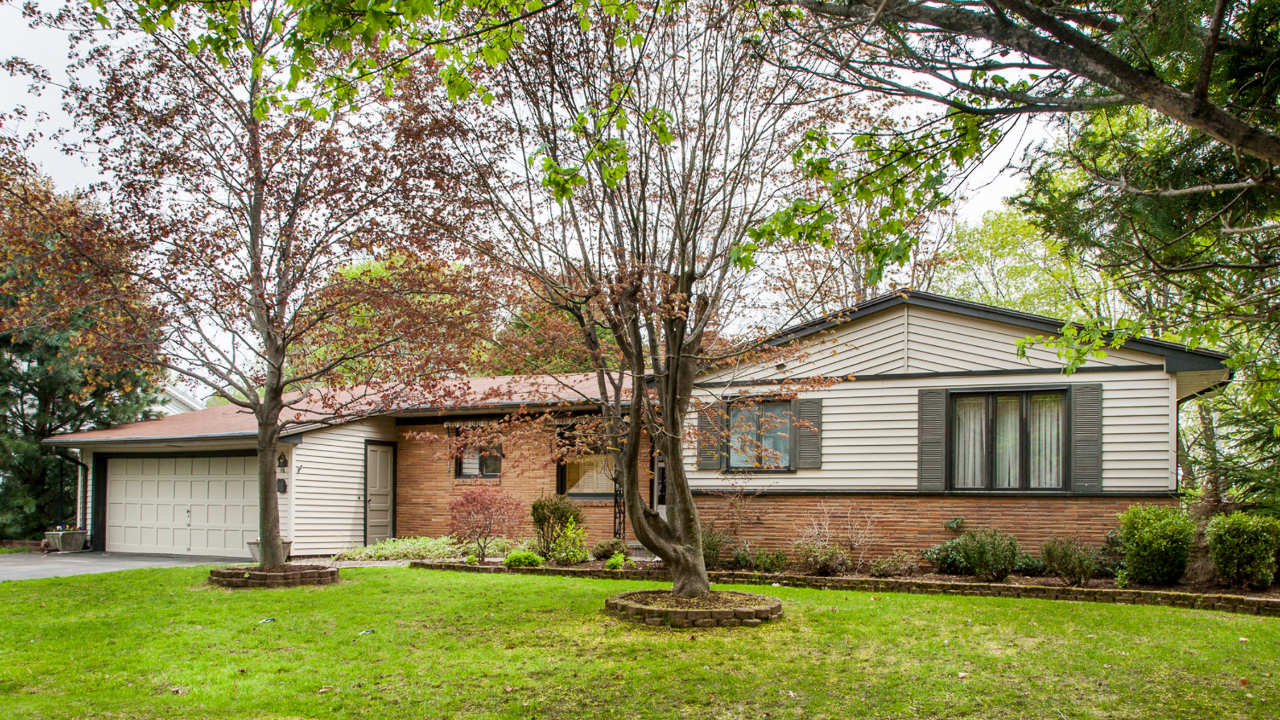 Lovely Brick & Vinyl Exterior