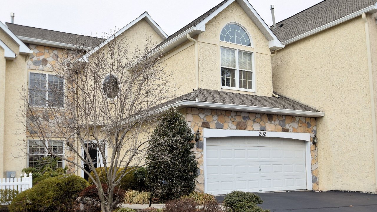 203 Saint Andrews Ct, Blue Bell, PA, 19422 Scene 1