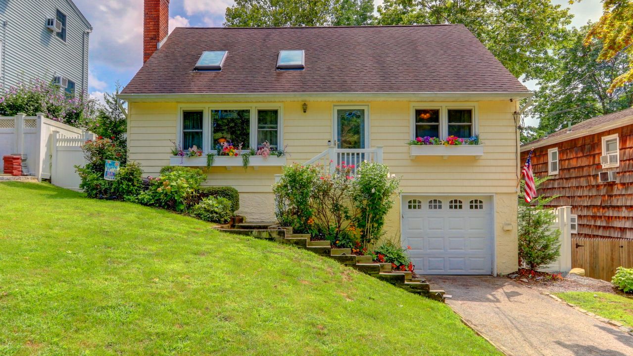 24 Forester Ct, Northport, NY, 11768 Scene 1