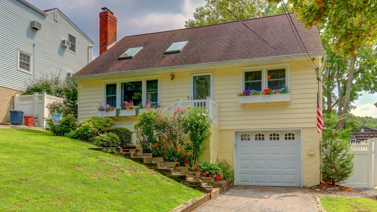 24 Forester Ct, Northport, NY, 11768 Scene 2