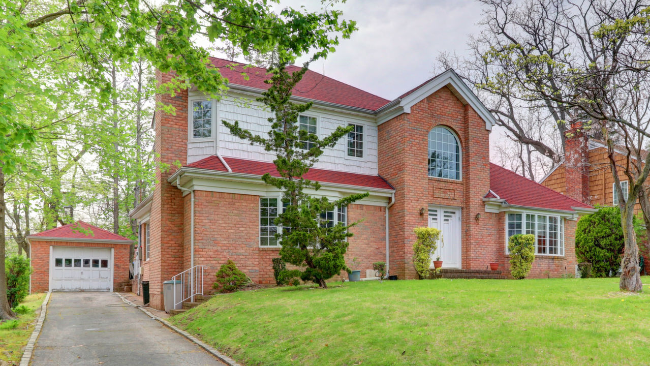 Front of House-Driveway