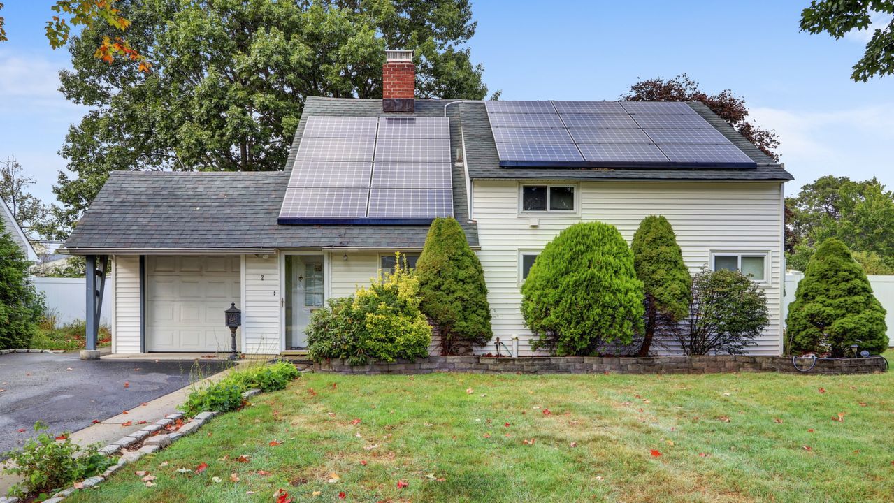 2 Admiral Ln, Hicksville, NY, 11801 Scene 1