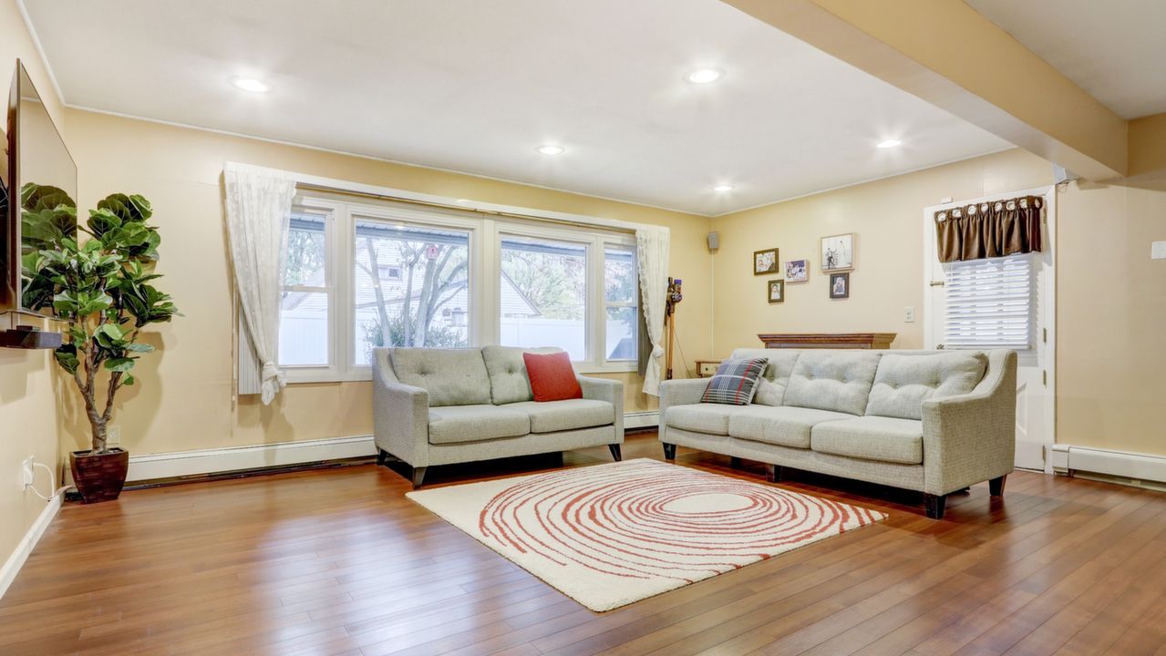 2 Admiral Ln, Hicksville, NY, 11801 Scene 4